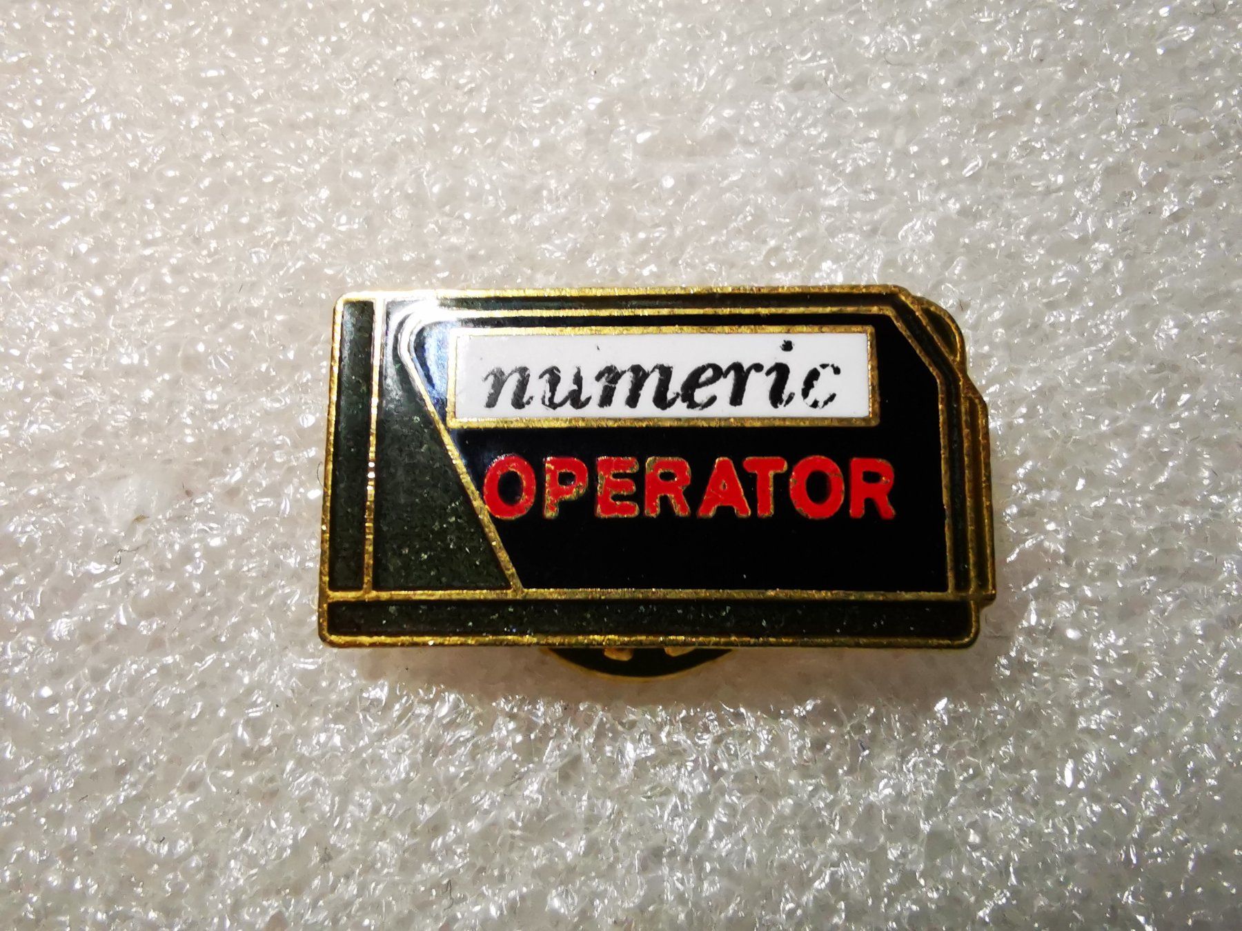 Plaketten & Abzeichen: Ansteckpin 5: numeric operator – Gebraucht aus Oppligen von Pin-Fall-Shop