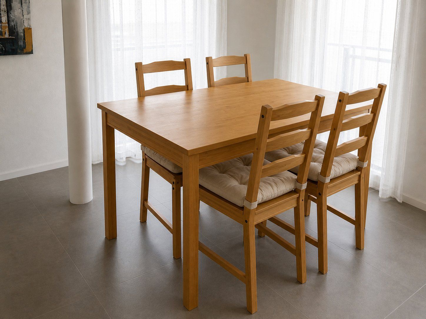 Tavoli: Wooden dining table with 4 chairs – Usato da Binningen venduto da jua_xvl5