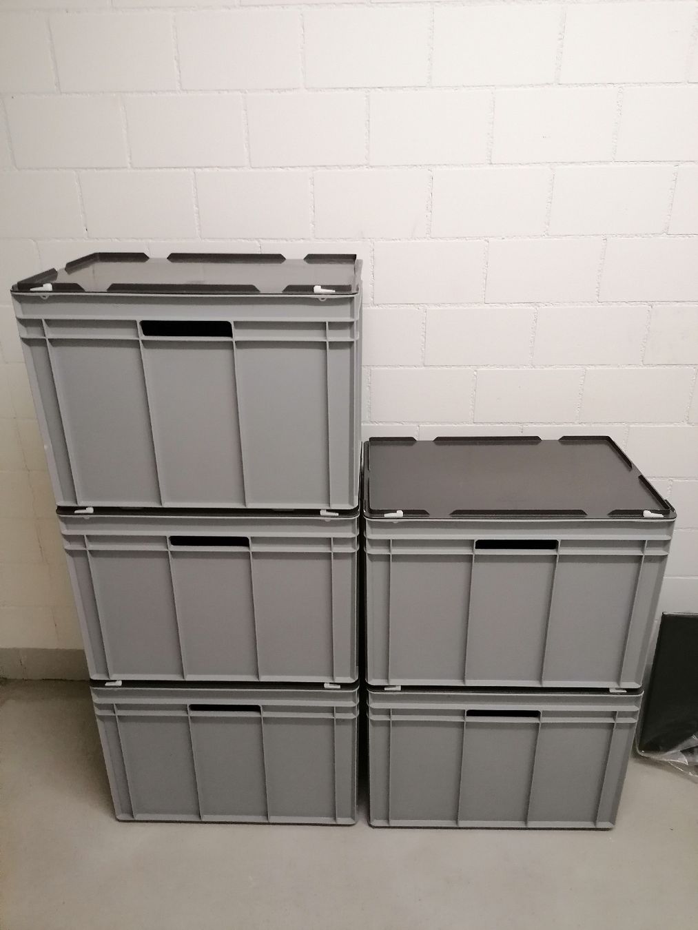 Sonstige Dekorationen & Accessoires: 5 Grey Plastic Storage Boxes with Lids Aufbewahrungsboxen – Gebraucht aus Zürich von thesuccessnow