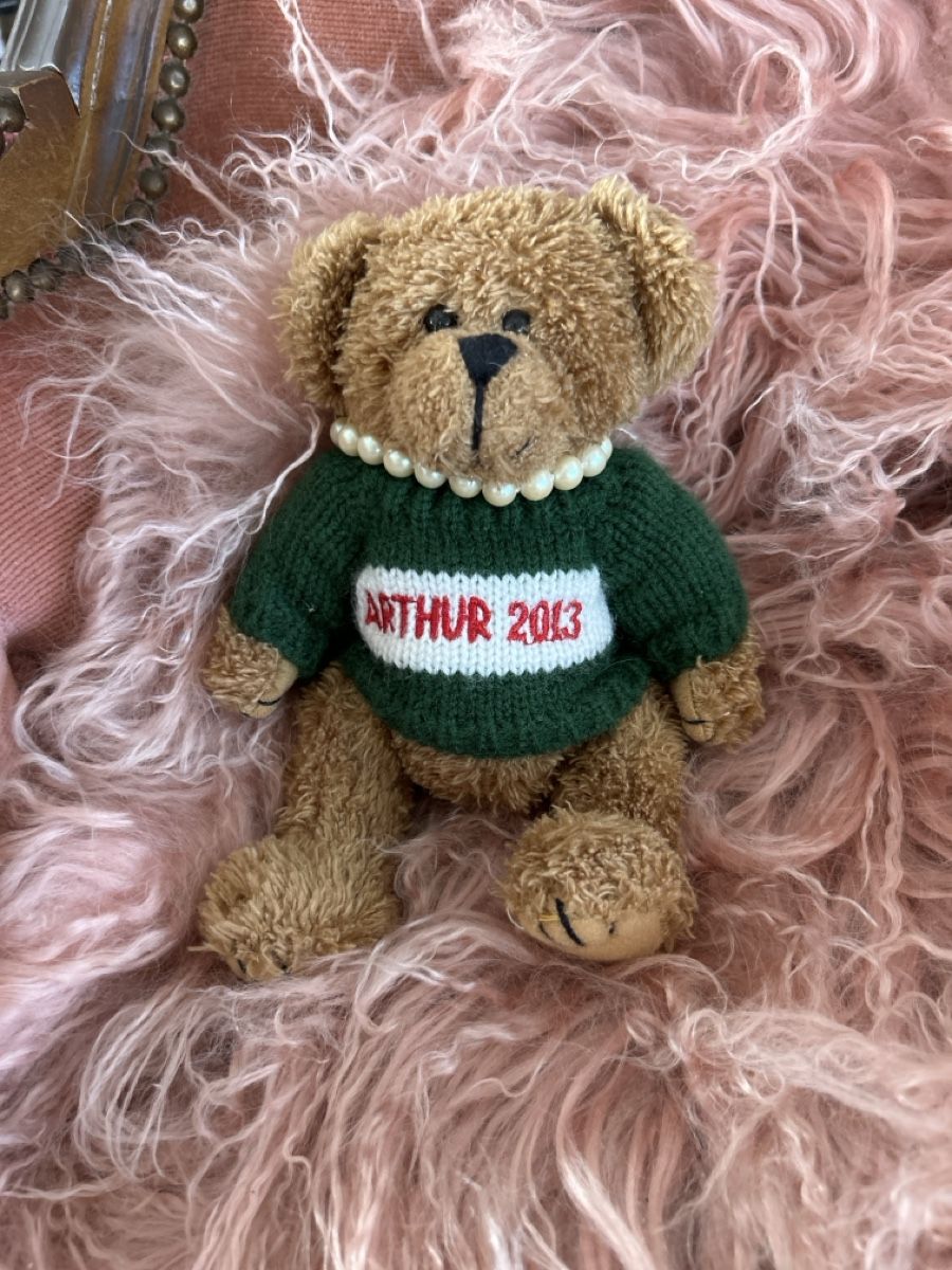 Spielzeuge: Teddybär Arthur 2013 mit Perlenkette und Pullover – Gebraucht aus Kirchdorf BE von Stella130