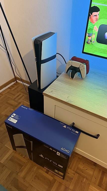 Consoles: PlayStation 5 Pro + 2. Controller & Docking Station – D'occasion à Emmenbrücke par sza_7c8c