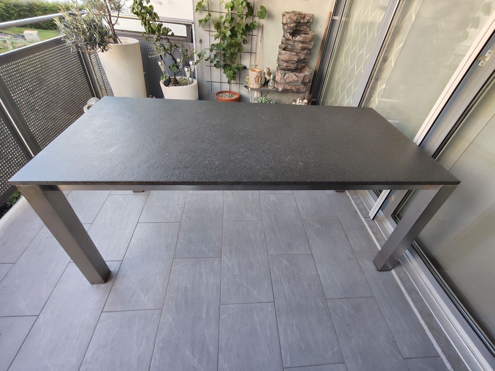 Tavoli: Tisch Granitplatte Edelstahlgestell  – Usato da Ittigen venduto da Msph