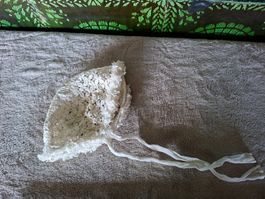 Süsses, antikes, Spitzen- Chäppli für Puppen