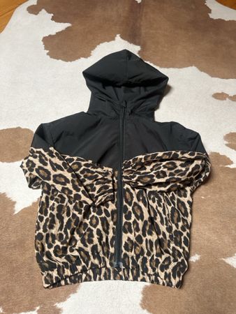 Übergangsjacke mit Leo-Muster Grösse 130