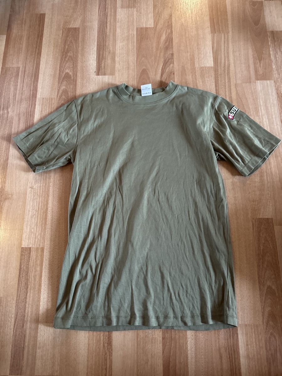 Schweizer Armee T-Shirts: Schweizer Armee T-Shirt, Grösse 48 einf. Bundweite 50 cm – Gebraucht aus St. Gallen von mai_2lcj