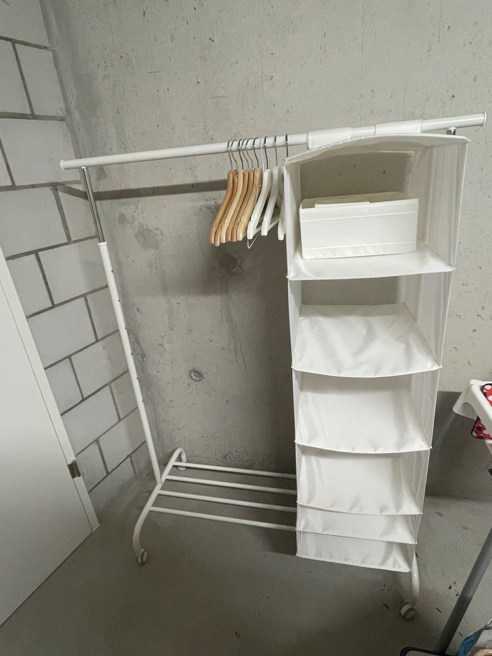 Kleiderständer IKEA 4Stk weiss Rollen verstellbar, Top (Gebraucht) in Burgdorf für CHF 10 – nur Abholung auf Ricardo kaufen