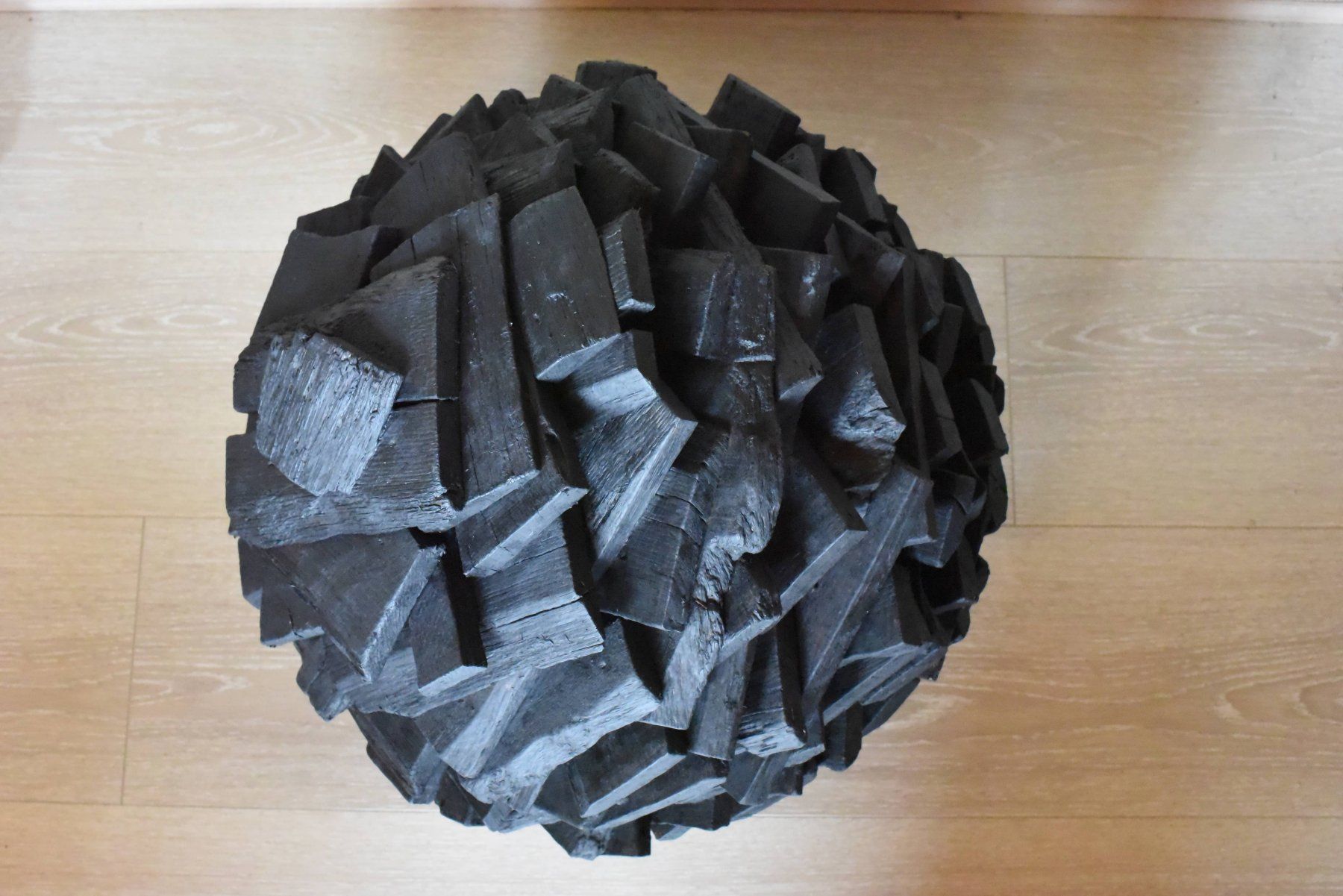 Skulpturen & Statuen: Sculpture Boule en Bois Brûlé et Ciré – Neu (gemäss Beschreibung) aus GEMEAUX von MarcMugnierSculpture 2