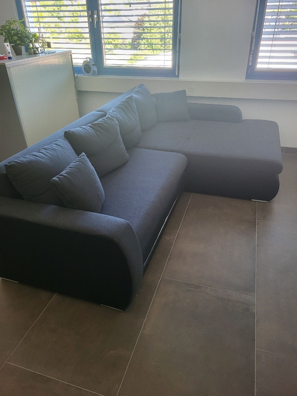 Divani: Ecksofa grau mit Bettfunktion guter Zustand – Usato da Uznach venduto da Kerruk