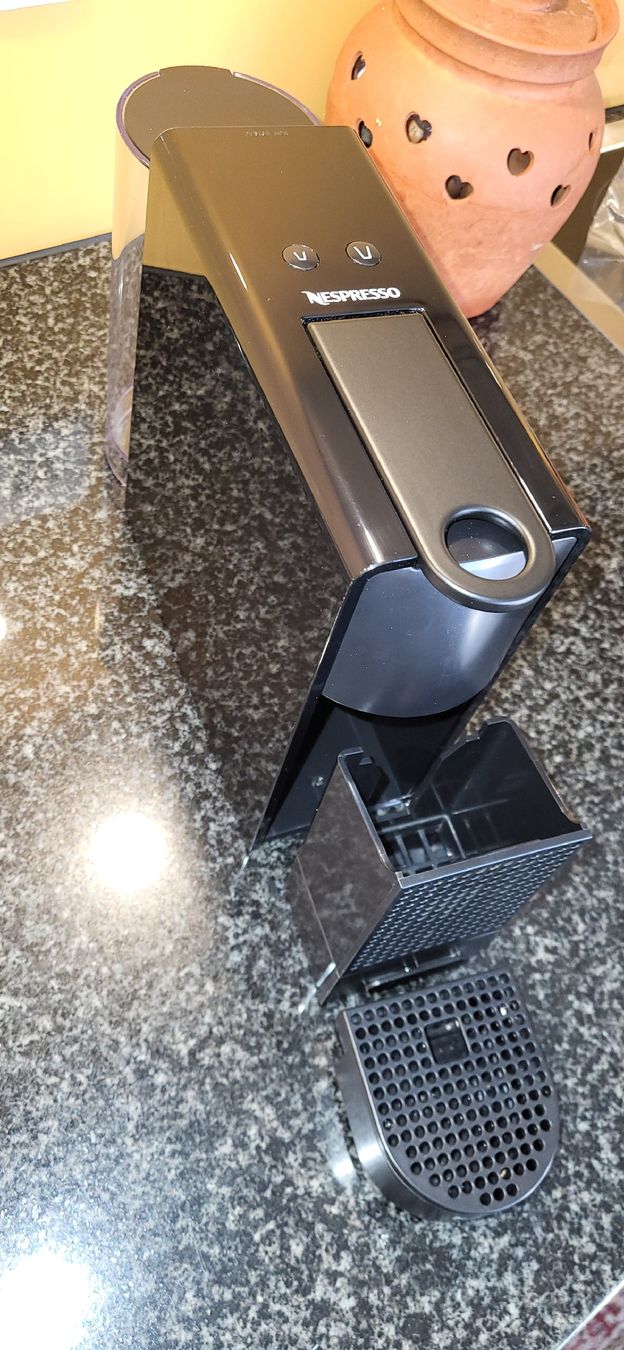 Krups Macchine per caffè & Macchine per espresso: Nespresso Essenza Mini (schwarz) – Usato da Hergiswil NW venduto da FuellCell 4