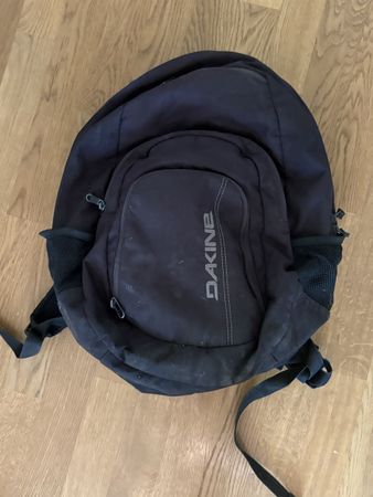 Rucksack Dakine schwarz mit Gebrauchsspuren und Defekt