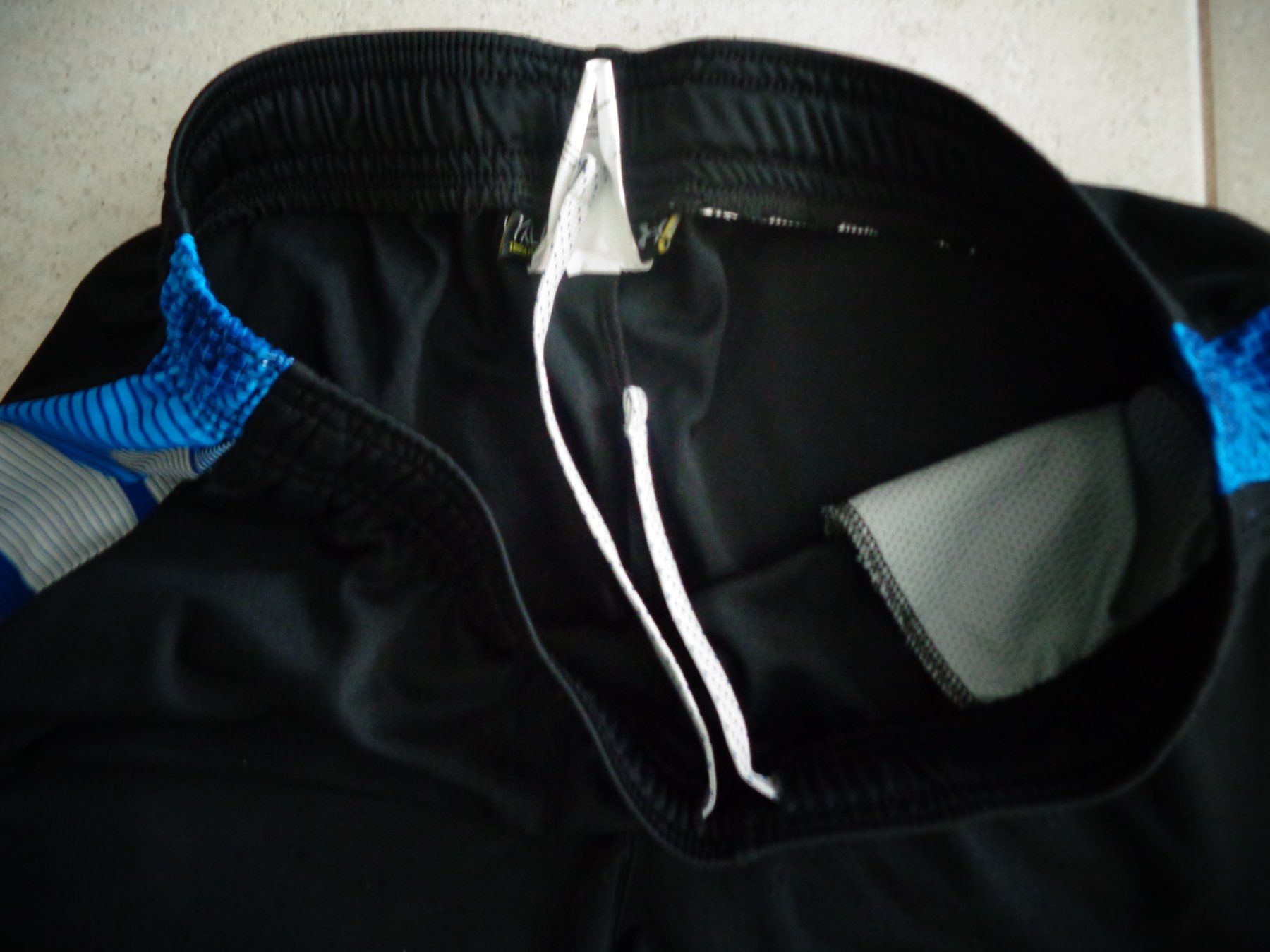 Under Armour Pantaloni: UNDER ARMOUR  SPORT HOSE GR.158 – Usato da Rotkreuz venduto da Samballi 1