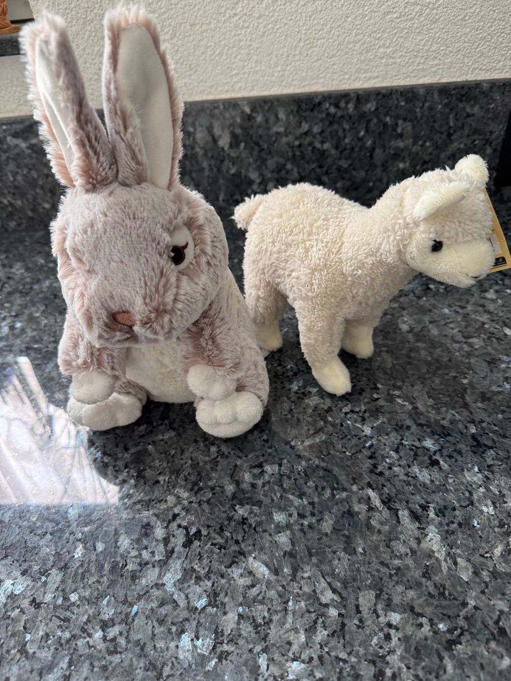 Giocattoli: 2 Plüschtiere Hase und alpaca neu – Nuovo (secondo la descrizione) da Bronschhofen venduto da pgds
