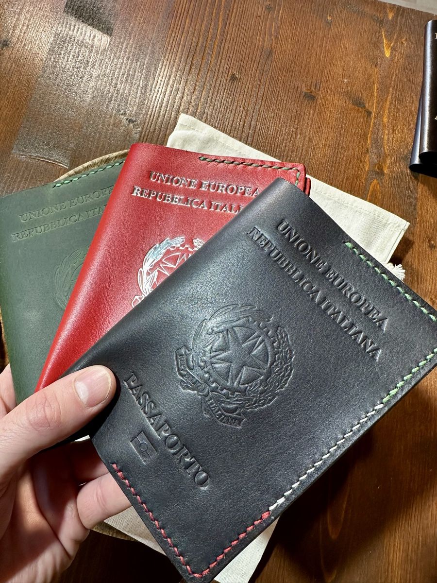Cover & Protezioni schermo: Leder Passhülle Handmade | Echtleder | Passport Cover – Nuovo e nell'imballaggio originale da Mettmenstetten venduto da vad_57p2 4