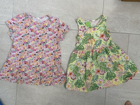 2 Sommerkleider Blumen- & tropisch-Muster Gr. 98-104