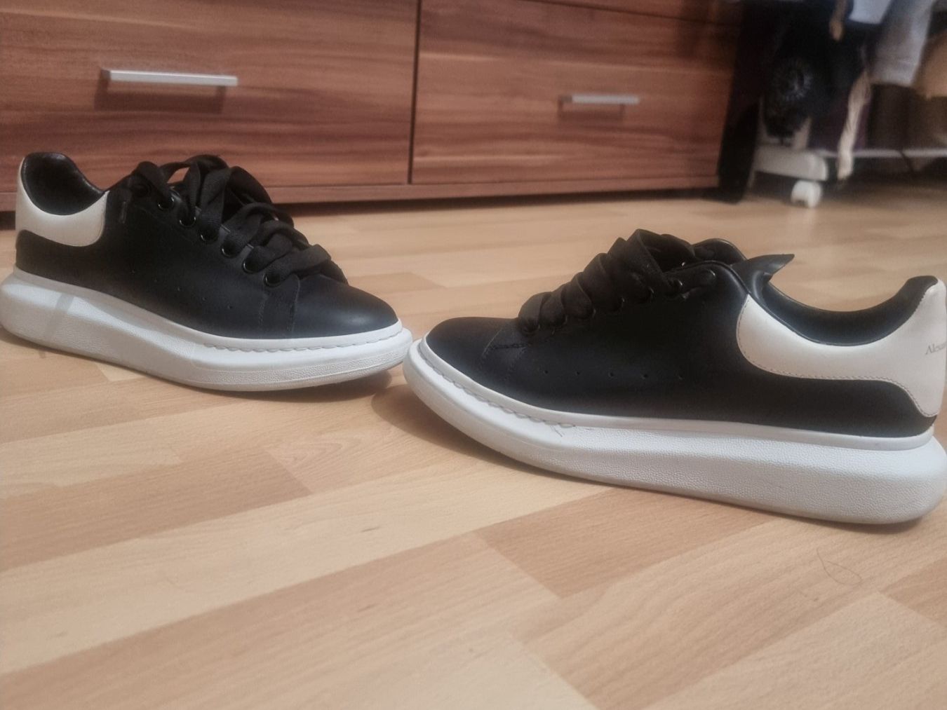 Alexander Mcqueen Scarpe da uomo: Alexander McQueen Schuhe Männer Gr.41 black/white – Usato da Jegenstorf venduto da Salmano 9