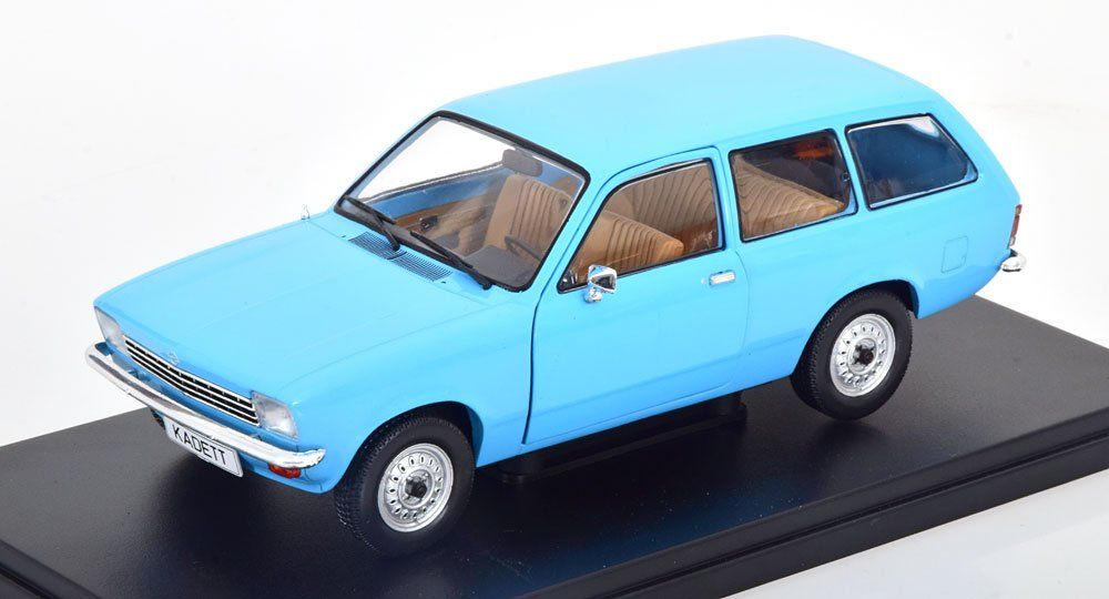 Opel Modellini d'auto: OPEL KADETT C CARAVAN 1973 HELLBLAU 1:24 WHITEBOX – Nuovo e nell'imballaggio originale da Suhr venduto da Moebelsiralfred