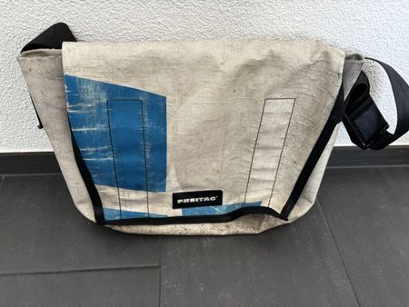 Sac bandoulière Freitag blanc bleu état d'usage marqué