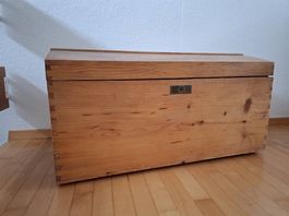 Schöne massive Holztruhe