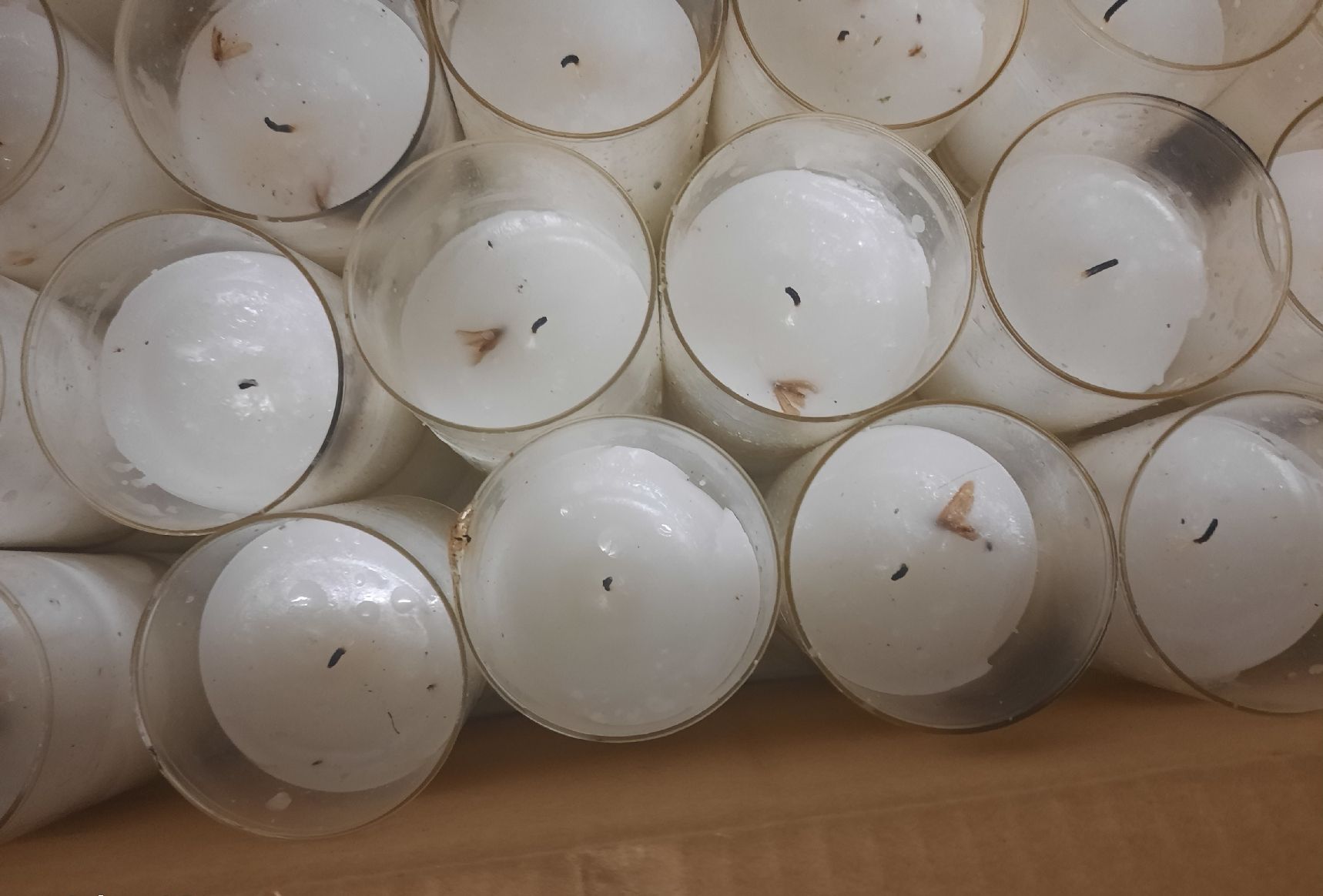 Candele: Kerzen in Plastikbechern / ca. 300 Stk. – Usato da Zürich venduto da Limmatufer 3