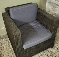 Polyester Lounge Sessel dunkelbraun grau Kissen gebraucht