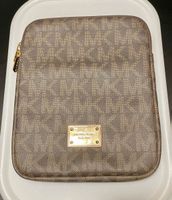 Michael Kors Tablet-Tasche Logomuster in Braun/Gold
