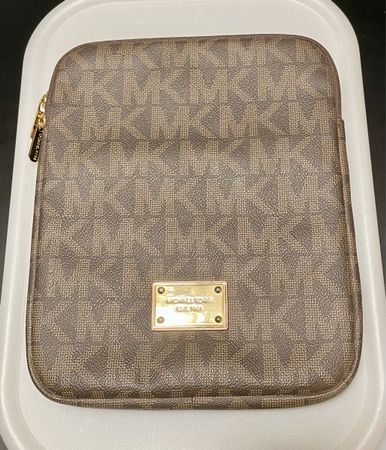 Michael Kors Tablet-Tasche Logomuster in Braun/Gold