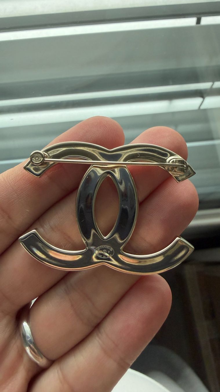 Spille & Fermagli: New Chanel CC brooch – Nuovo e nell'imballaggio originale da Lugano venduto da juledo 3