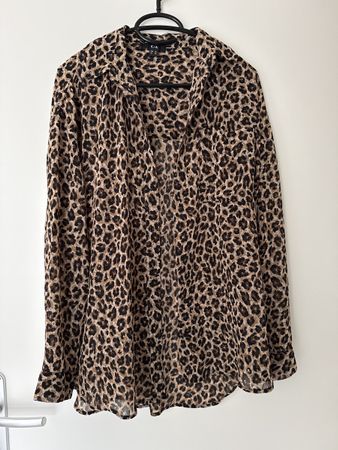 Längere Bluse im Leo Print