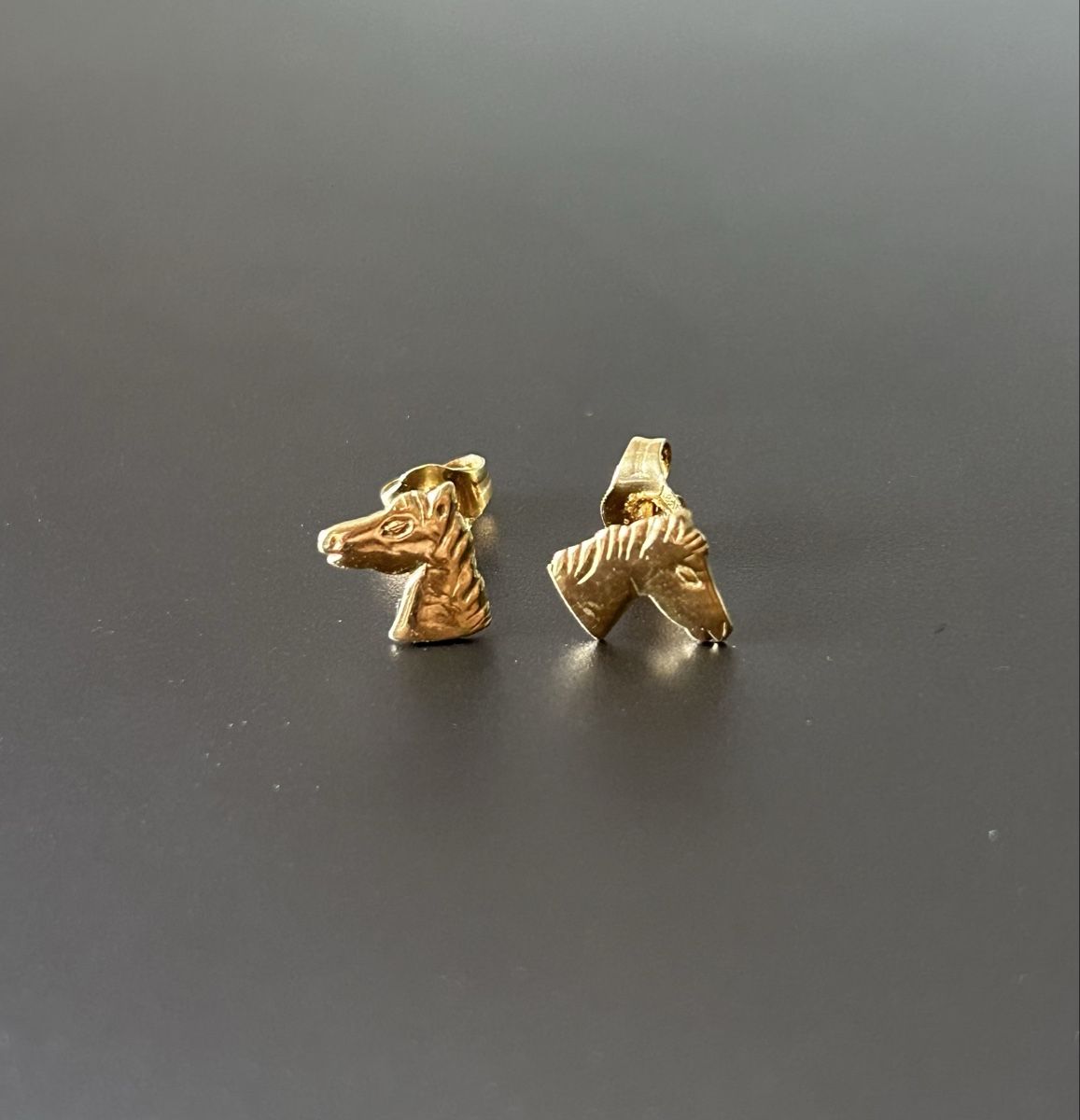 Orecchini pendenti & Orecchini a lobo: Boucles d’oreilles chevaux or 750 – Usato da Zürich venduto da malia. 1