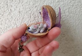 Handgefertigte Miniatur Hase(circa 3 cm lange )Walnussschale