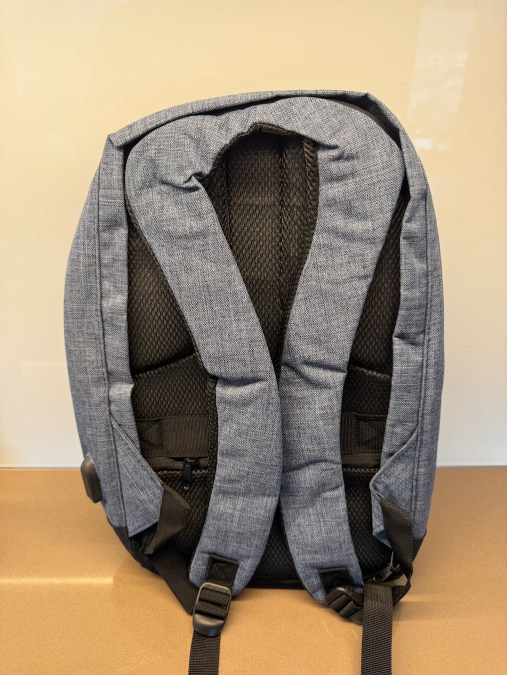 Zaini: Grauer Rucksack mit Laptopfach – Usato da Zürich venduto da Keller110 2
