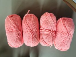 Lot de 4 pelotes de laine rose corail neuf