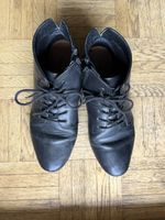 Schwarze Lederstiefeletten mit Schnürung und Reissverschluss