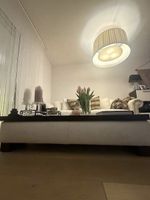 Clubtisch aus Holz und Stoff