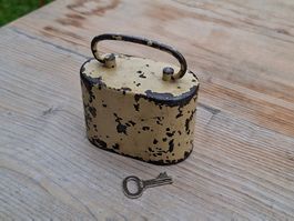 Vintage cooles antikes Stahlkässeli mit passendem Schlüssel
