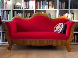Ihr samtiges, rotes Biedermeier-Sofa, einfach unvergesslich!
