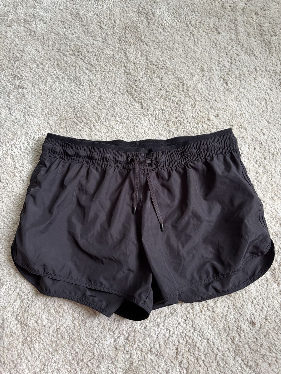 H&M Pantalons: Kurze Sporthose Gr 36 – D'occasion à Zürich par alessia.s