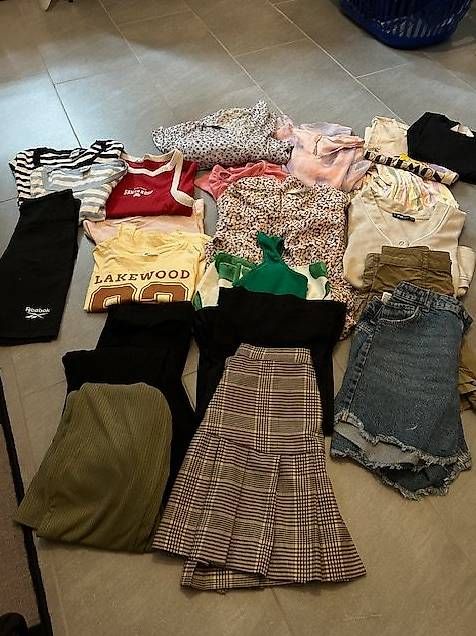 Lotti & Set di vestiti: Kleiderpaket Mädchen Grösse 158/170 – Usato da Marbach SG venduto da Sonni81