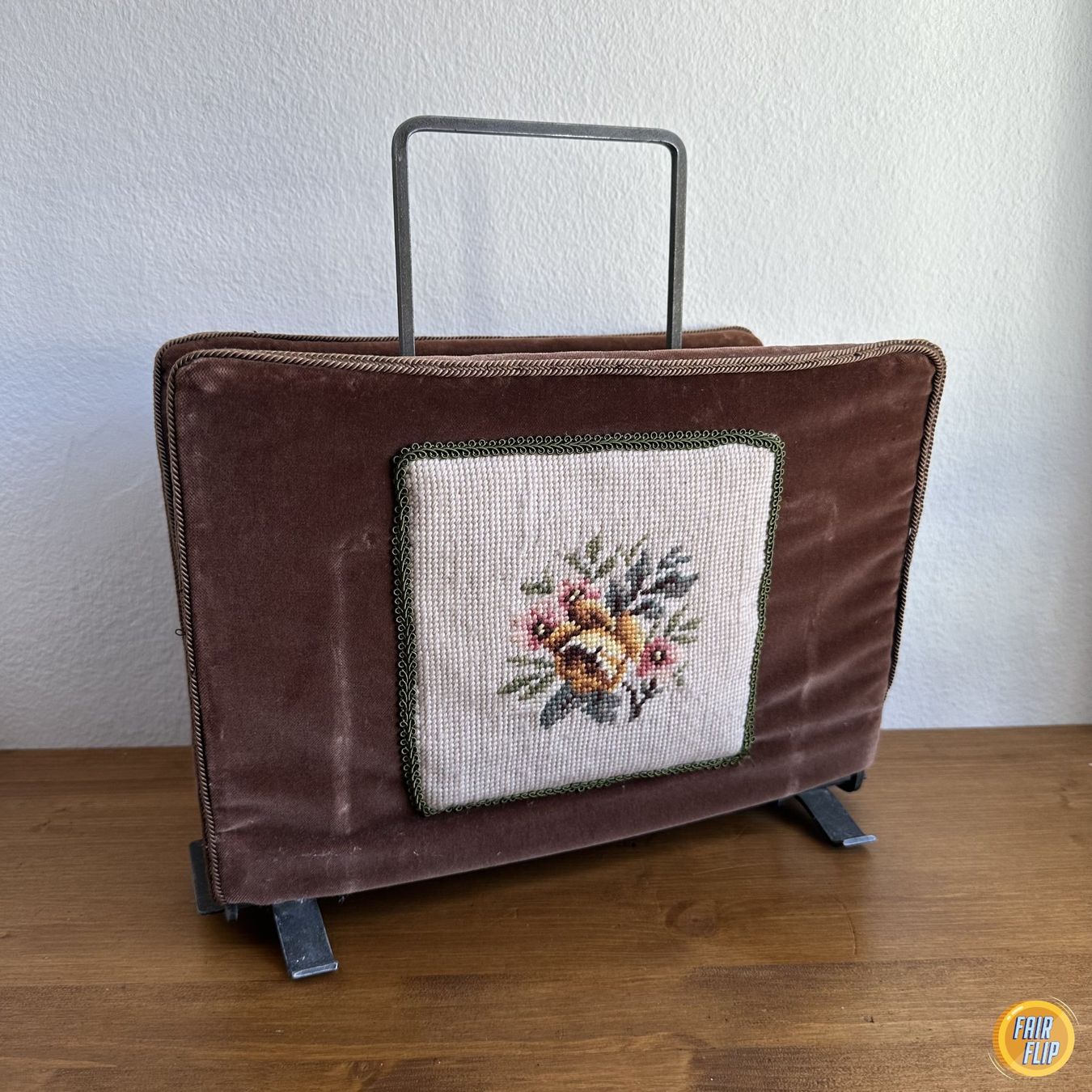 Sonstiges für Haushalt & Wohnen: Vintage Zeitungsständer mit gesticktem Blumenmuster – Gebraucht aus Luzern von fairflip
