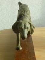 Grosse Bronze Figur Hund auf Holzsockel. Antik. Naturgetreu.
