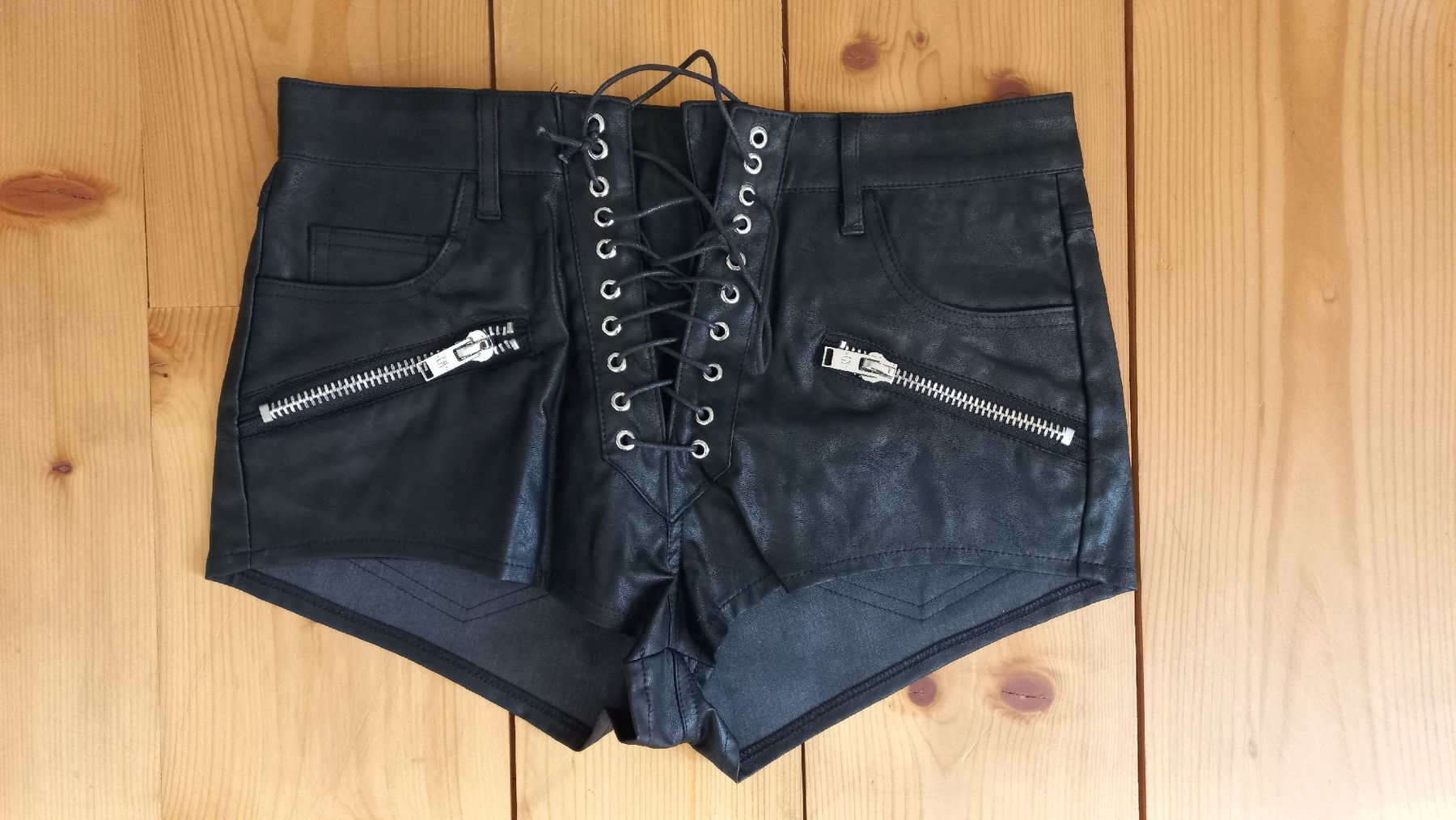 Pantaloni: current mood kunstleder shorts (s-m) – Nuovo (secondo la descrizione) da Buus venduto da ZinaidaR