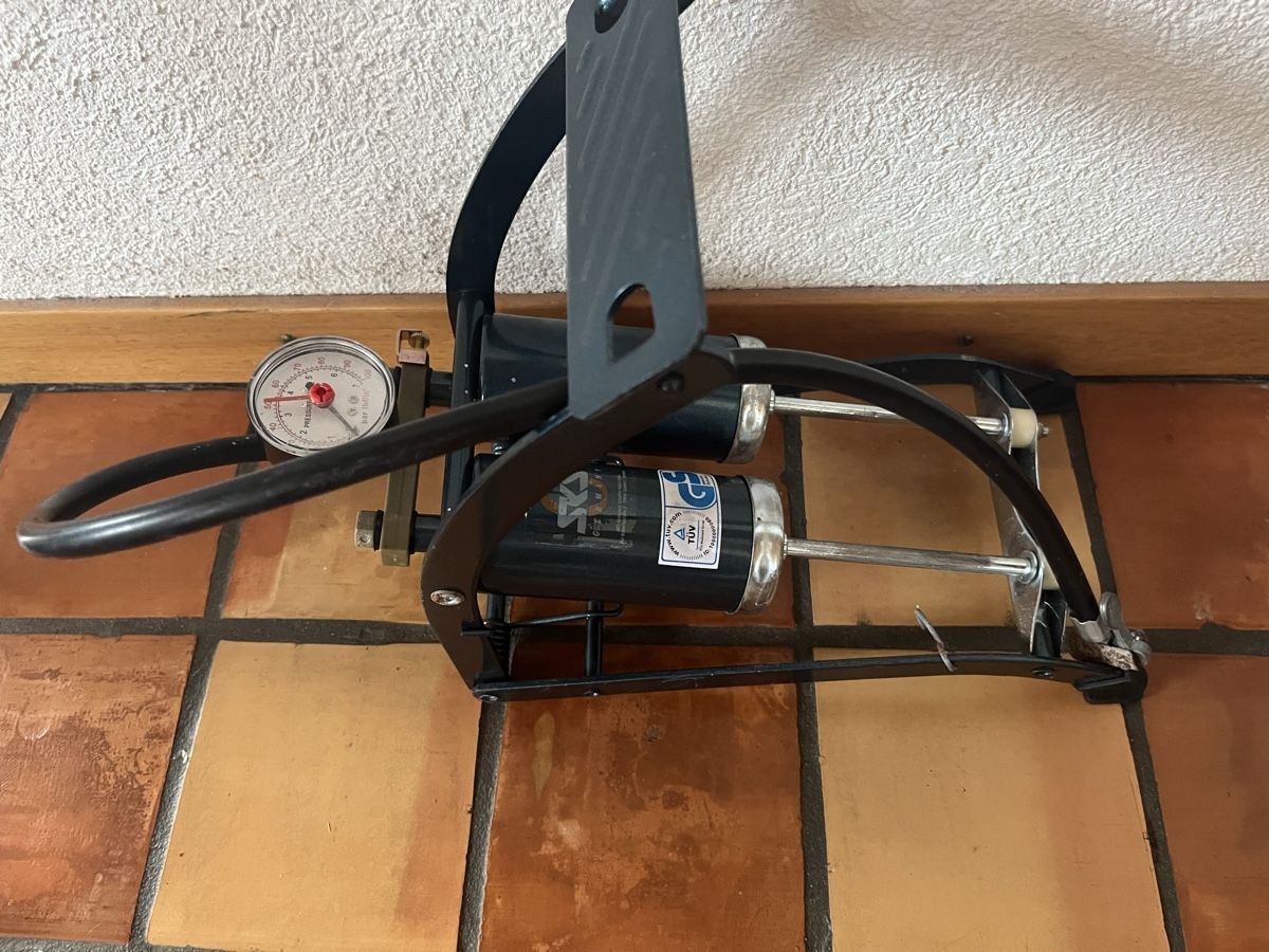 Sks Pompe: Pompe double cylindre avec manomètre – Usato da Chézard-St-Martin venduto da iva_xw8z 2