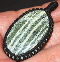 Anhänger L-7870 – Grüner Schweizer Opal Makramee ca. 4,5x2,5