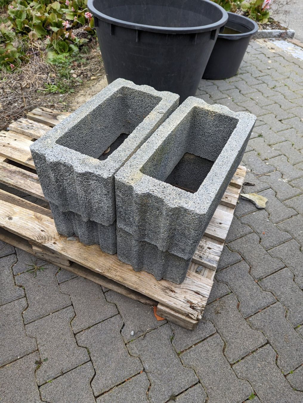 Baustoffe: Betonschallungssteine & Pflanzsteine – Gebraucht aus Baden von  9