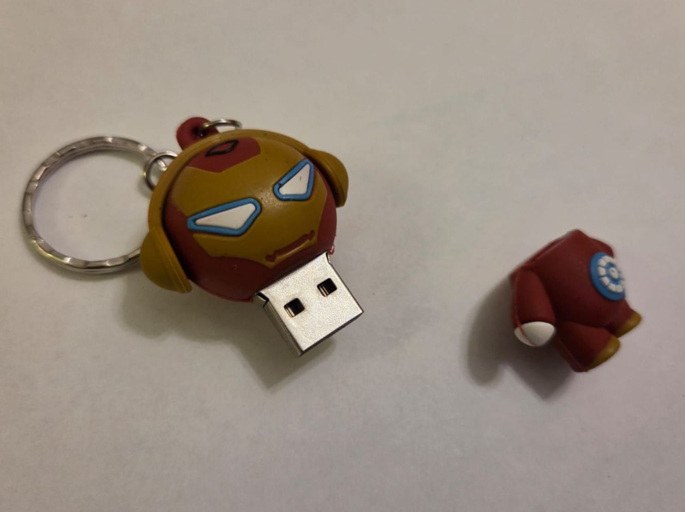 USB Sticks: Clé USB / Porte-clé Iron Man neuve 4GB – Neu und originalverpackt aus Territet von Cenh 2