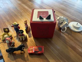 Toniebox rot mit Ladestation und 7 Spielfiguren