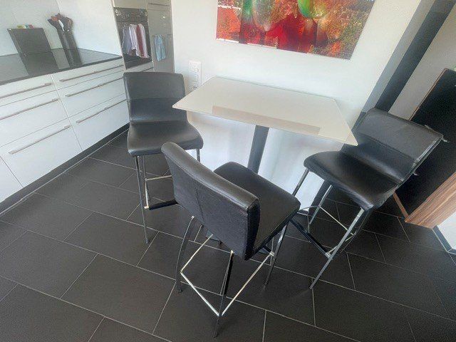 Interio Tavoli: Interio-Bartisch mit 3 Interio-Barhocker aus Leder – Usato da Winterthur venduto da repartoflores 2