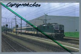 SBB-CFF Re 4/4 II mit Schnellzug. Foto.