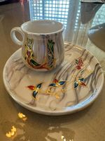 Handgefertigte und handbemalte Mokka-Tasse mit Untertasse.