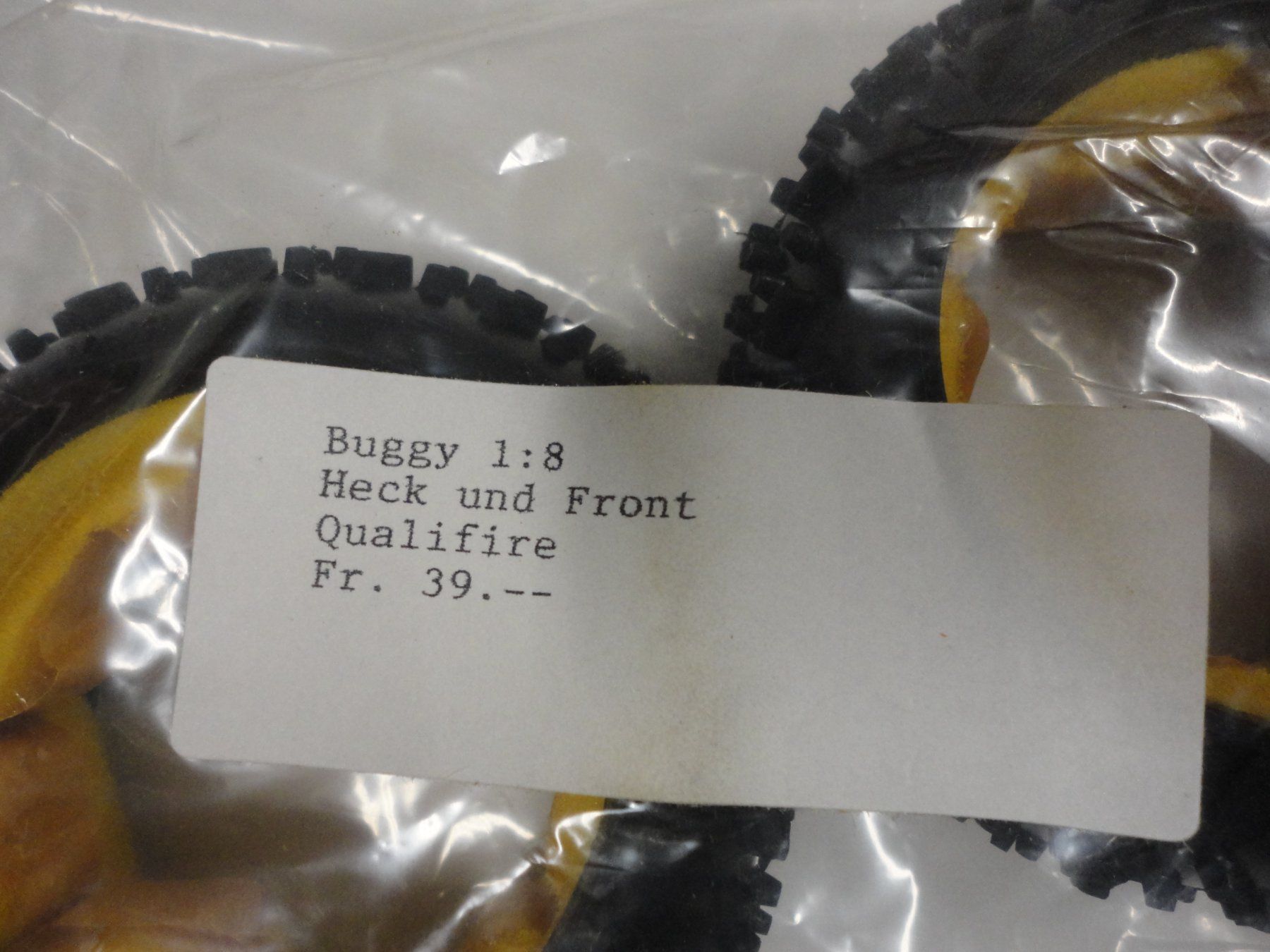 RC Kits de montage: Buggy 1:8 Reifen Qualifire mit Einlagen – Neuf avec emballage d'origine à Horgen par RcModell 3